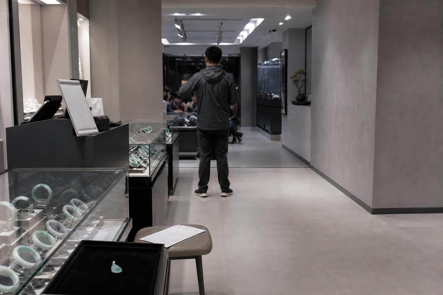 A Hong Kong shop floor where paid tours are steered into commission-based shopping stops.